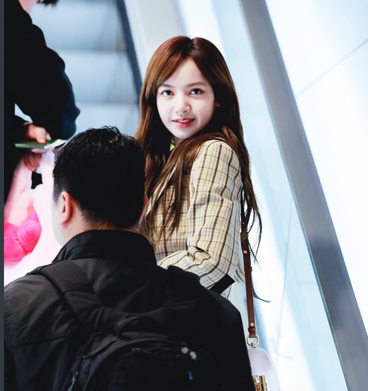 Fashion_every_'s tweet photo. No words 
Just look at her.
@ygofficialblink
 
#LISA #BLACKPINK 
#LISOO #iHeartAwards https://t.co/nAu8SaRZtf