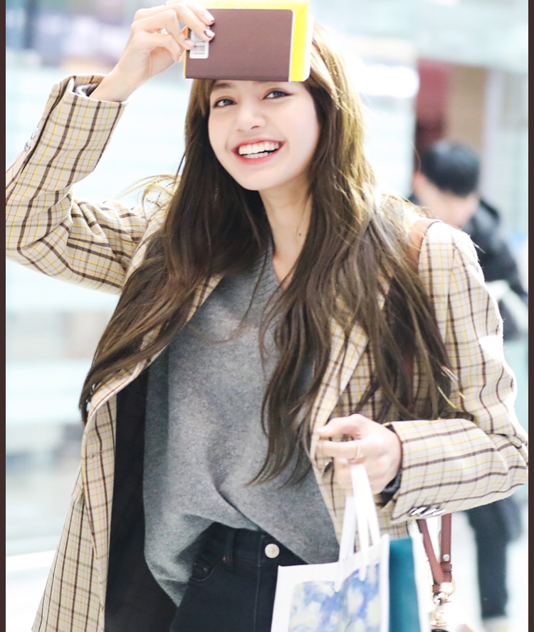 Fashion_every_'s tweet photo. No words 
Just look at her.
@ygofficialblink
 
#LISA #BLACKPINK 
#LISOO #iHeartAwards https://t.co/nAu8SaRZtf