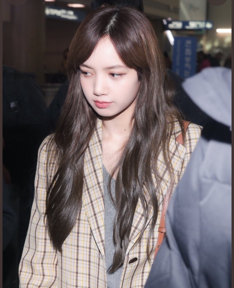Fashion_every_'s tweet photo. No words 
Just look at her.
@ygofficialblink
 
#LISA #BLACKPINK 
#LISOO #iHeartAwards https://t.co/nAu8SaRZtf