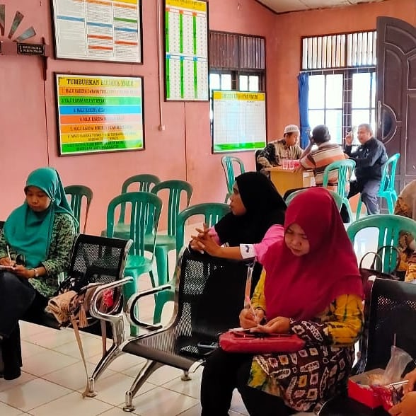 Mariatulk1's tweet photo. #Monitoring&amp;#Pendampingan Pembentukan Lembaga (RDS) di Ds.Sungai Jelai,Kec.Tb.Ulang. ini adalah Desa yg ke 4.Narasumber : Pendamping Desa &amp; kasi PMD Kec.Tb.Ulang
#P3MDKecTambangUlang
@jokowi
@EkoSandjojo
@halimiskandarnu @kpw3_kalsel https://t.co/ZiU6TPdlKg https://t.co/57xQUHoTQ3