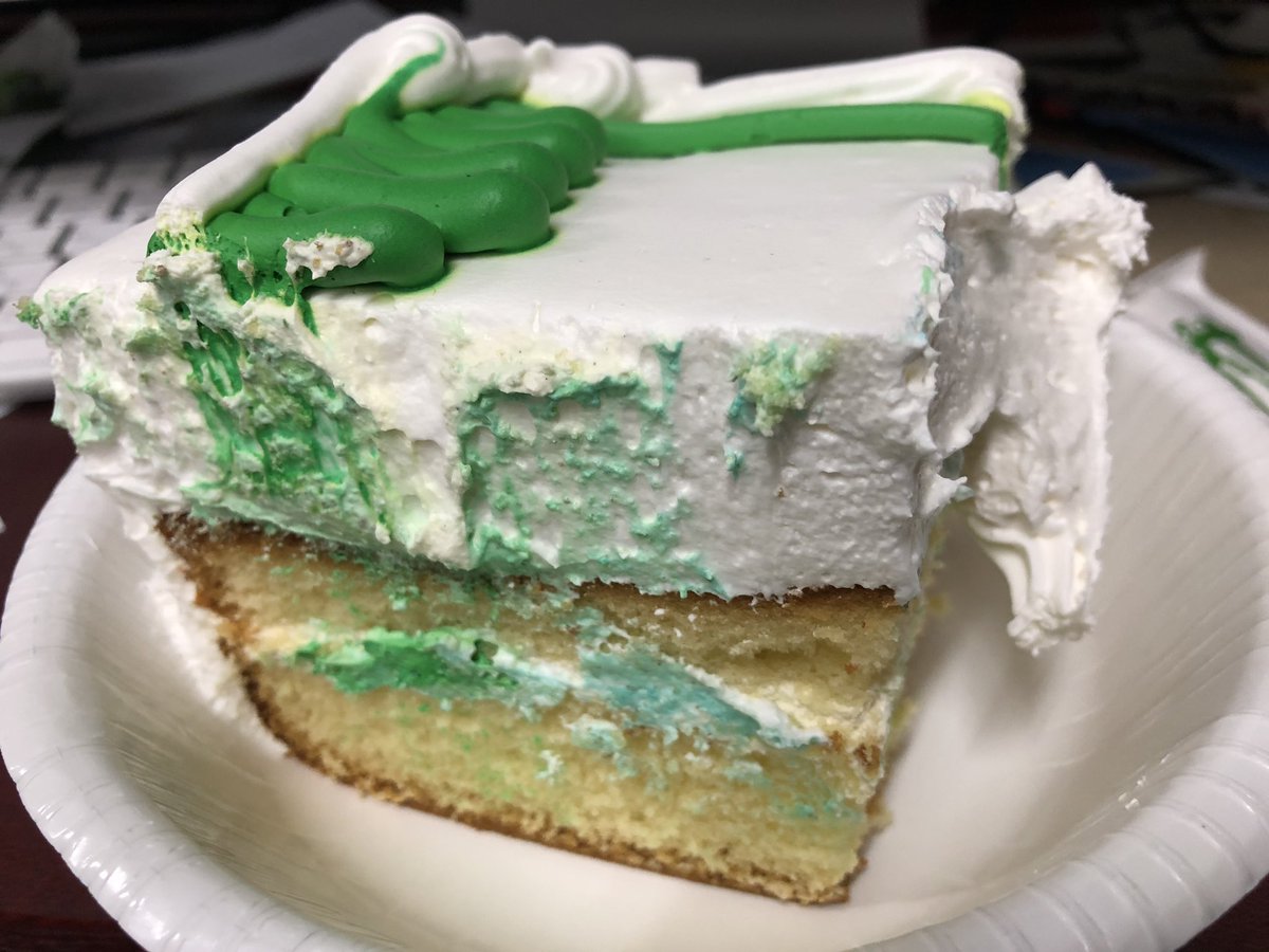 warago3's tweet photo. ケーキを頂いたけど、生クリームがだいぶ厚い🌀 https://t.co/x4r2TKD0HP