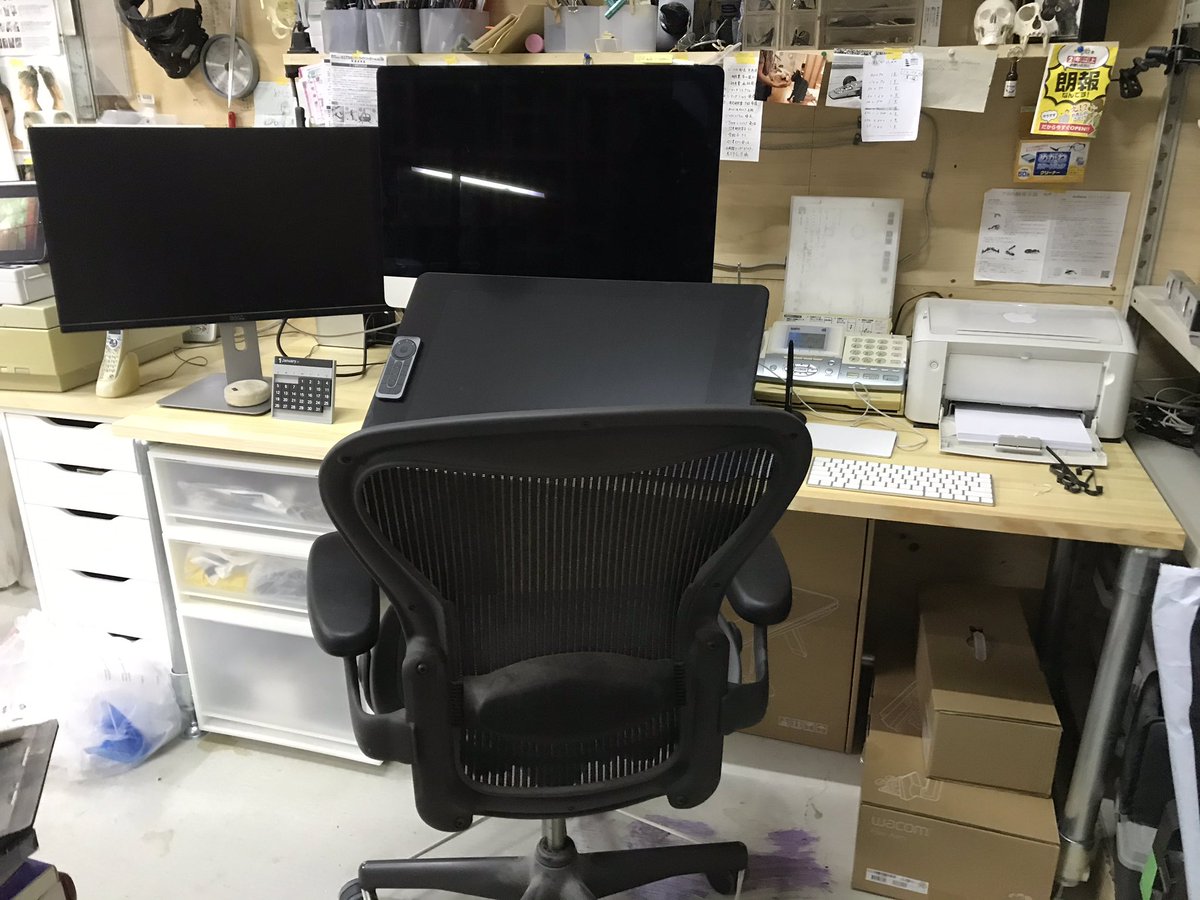 液晶タブレット、ようやくセッティング完了。模様替えは道半ば。ひとまずここまで作品制作優先します。 