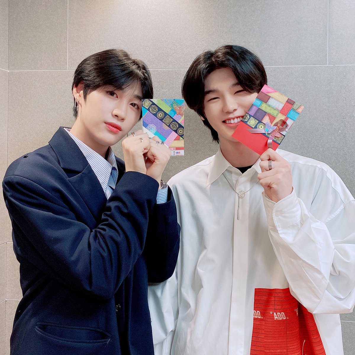 OfficialBluedot's tweet photo. [📸]

빵희&amp;찌미가 보내는 설 인사①🤗
플레이엠보이즈와 함께라면 2020년에는 원하는 거 다 이룰 수 있🐭
2020���에도 플레이엠보이즈와 함께 행복한 날들 많이 만들어가요!💙

#플레이엠보이즈 #PlayMBOYS
#송병희 #SongByeonghee
#임지민 #LimJimin https://t.co/wRzPVPATpi