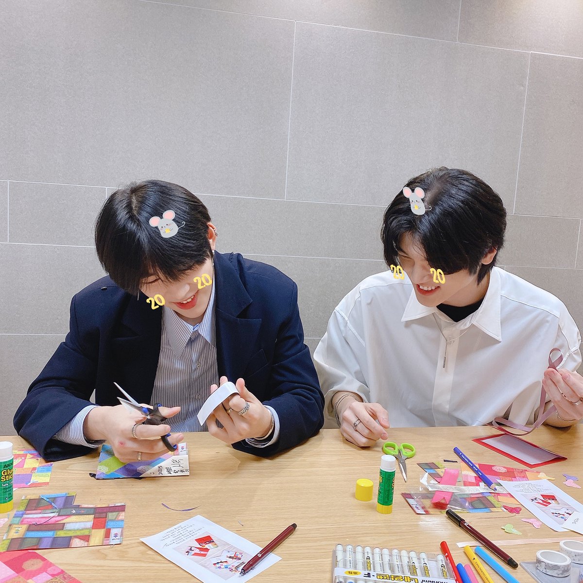OfficialBluedot's tweet photo. [📸]

빵희&amp;찌미가 보내는 설 인사①🤗
플레이엠보이즈와 함께라면 2020년에는 원하는 거 다 이룰 수 있🐭
2020���에도 플레이엠보이즈와 함께 행복한 날들 많이 만들어가요!💙

#플레이엠보이즈 #PlayMBOYS
#송병희 #SongByeonghee
#임지민 #LimJimin https://t.co/wRzPVPATpi
