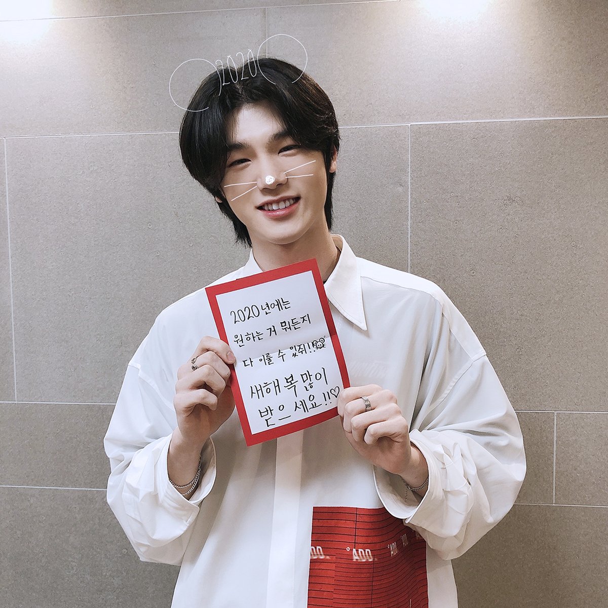 OfficialBluedot's tweet photo. [📸]

빵희&amp;찌미가 보내는 설 인사②🤗
플레이엠보이즈와 함께라면 2020년에는 원하는 거 다 이룰 수 있🐭
2020년에도 플레이엠보이즈와 함께 행복한 날들 많이 만들어가요!���

#플레이엠보이즈 #PlayMBOYS
#송병희 #SongByeonghee
#임지민 #LimJimin https://t.co/awOYaA7Alg