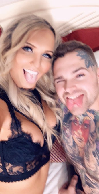 His tongue does cooler tricks than mine. Also I cannot take a stable photo with my left hand.  @jasonleescottx<a href="/tag/riptacobell"class="tags"><span>#riptacobell</span></a>