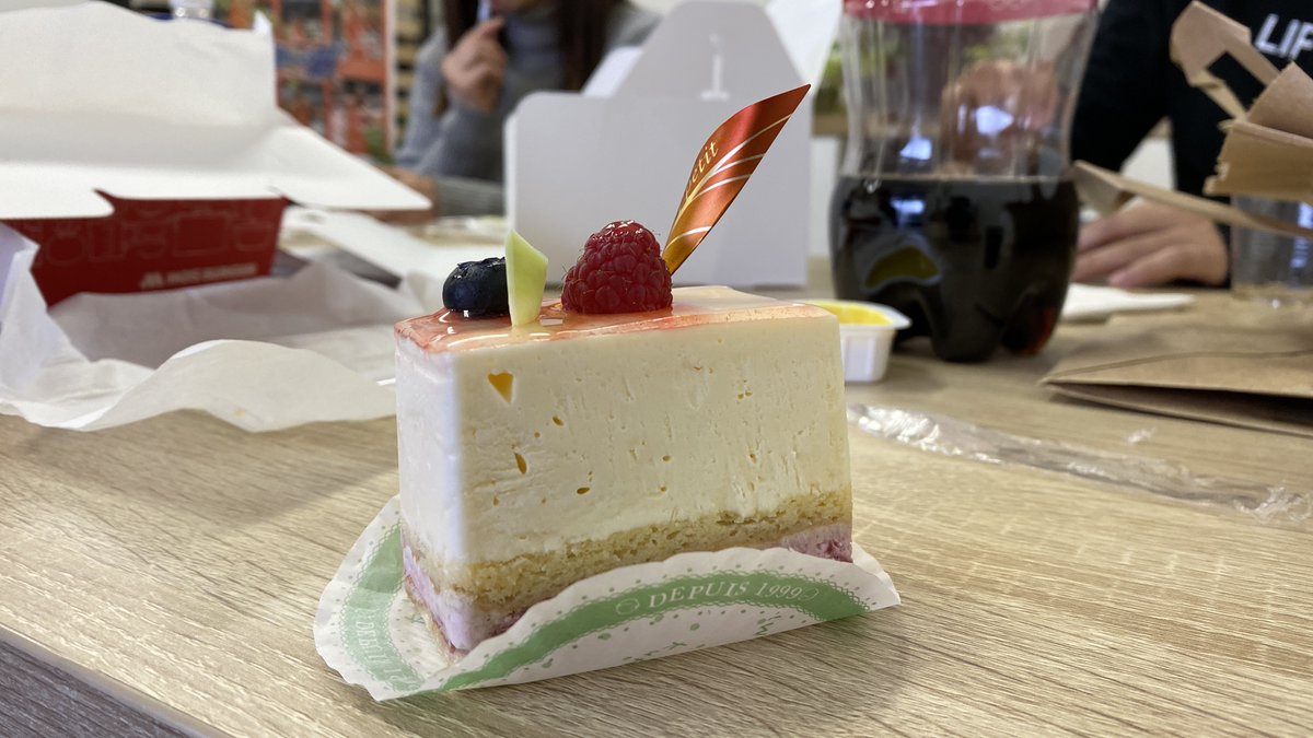 designerM_15's tweet photo. そして今月2回目のBirthday会！
Sさん〜おめでとう〜🍰

サプライズにしたかったのに失敗したんです。
それは今度お話しますね。笑

#リプロネクストの日常 #Lipronext #Birthday https://t.co/v5wYxoy4y0