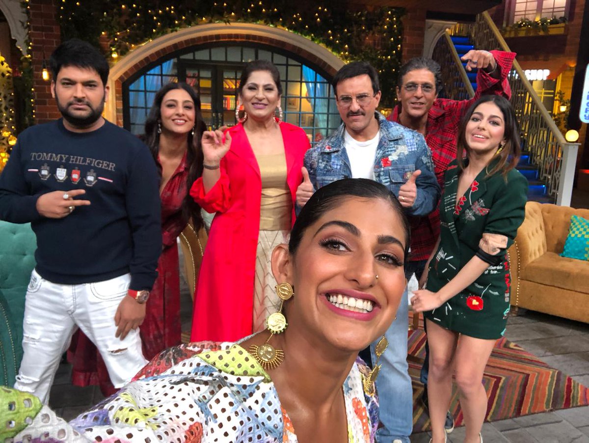 TKSS2_FC's tweet photo. That's a full house. The cast of Jawaani Jaaneman @KubbraSait #Saifalikhan @AlayaF___ #Tabu @ChunkyThePanday share a candid selfie on the sets of #TheKapilSharmaShow 😍♥️ #JawaaniJaaneman 

 @KapilSharmaK9 @apshaha  
@Krushna_KAS @kikusharda 
@haanjichandan @sumona24 
@SonyTV https://t.co/YAkfj0UalQ