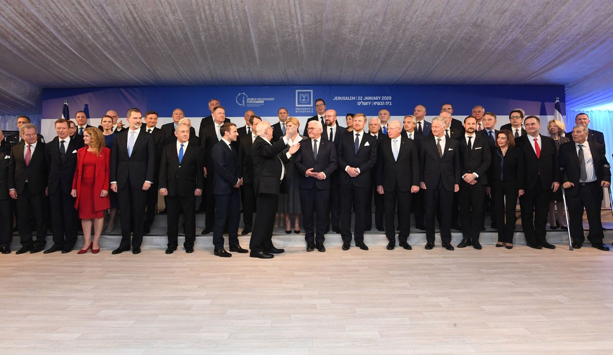 "Spero e prego che da questa sala il messaggio arrivi a tutti i Paesi della terra, affinché i leader del mondo siano uniti nella lotta contro il razzismo e l'antisemitismo". Il messaggio del Presidente d'Israele Rivlin accogliendo oltre quaranta capi di Stato a Gerusalemme