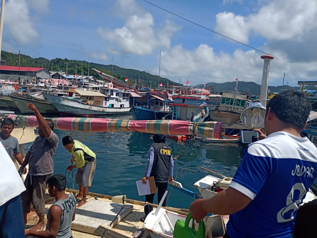 AP2HI_'s tweet photo. Inspeksi kapal dalam rangka sertifikasi CPIB kapal oleh Inspektur Mutu dari PPS Bitung pada KM. Nafiri, pada salah satu kapal rekanan dari salah satu anggota AP2HI.
.
#Traceability #Certication #Compliance #IndonesianTuna #Handline #PoleAndLine #TunaFishery https://t.co/fasojo34hM