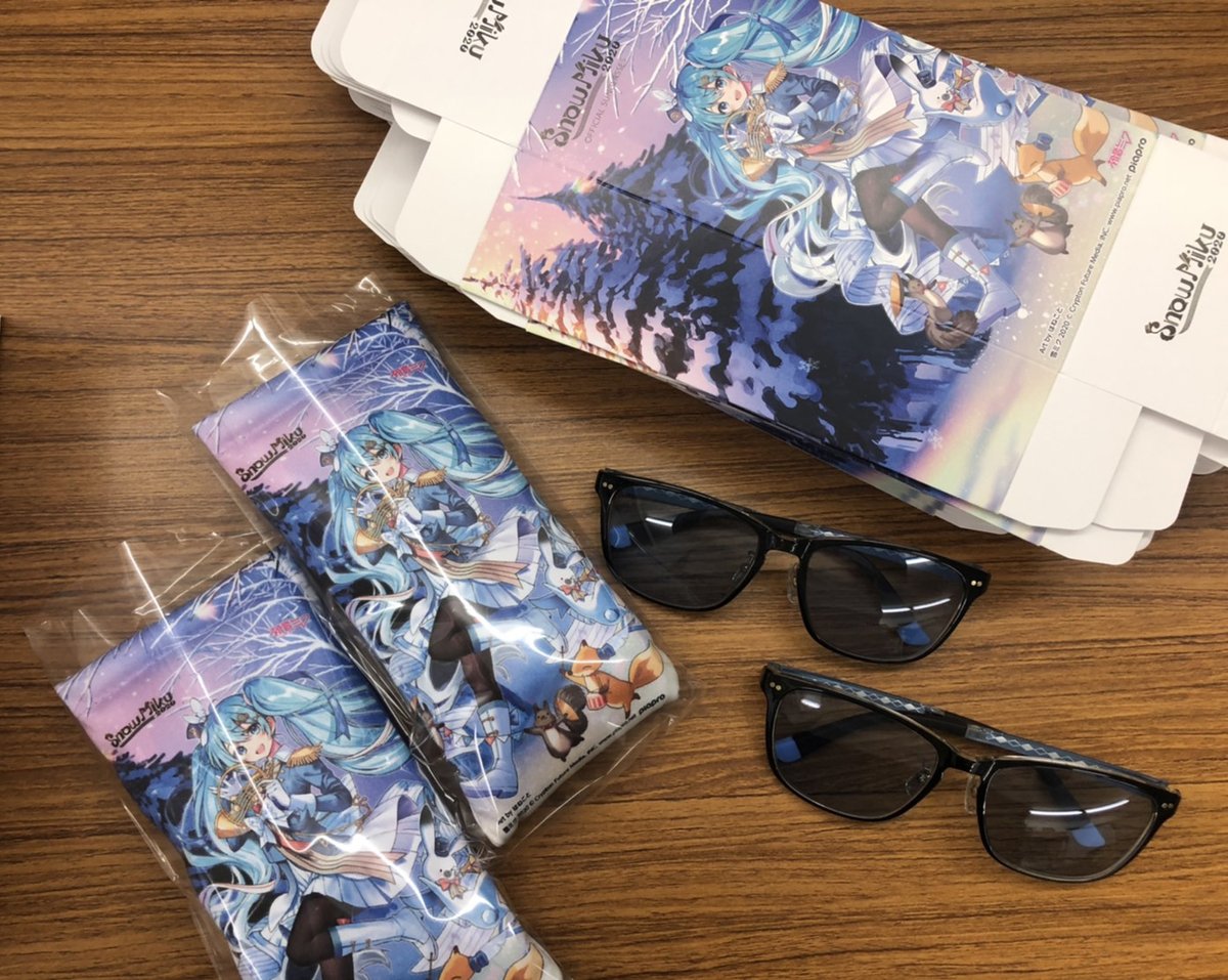 和真パレット 公式 على تويتر 雪ミク20 Snow Miku 2020 サングラスのパッケージ組み作業中です 今回のテーマである楽器 ホルン を両テンプルにさりげなく配置 レンズにはロゴが彫り込みされています 付属のケースは メガネ拭きにもなる素材でできていて