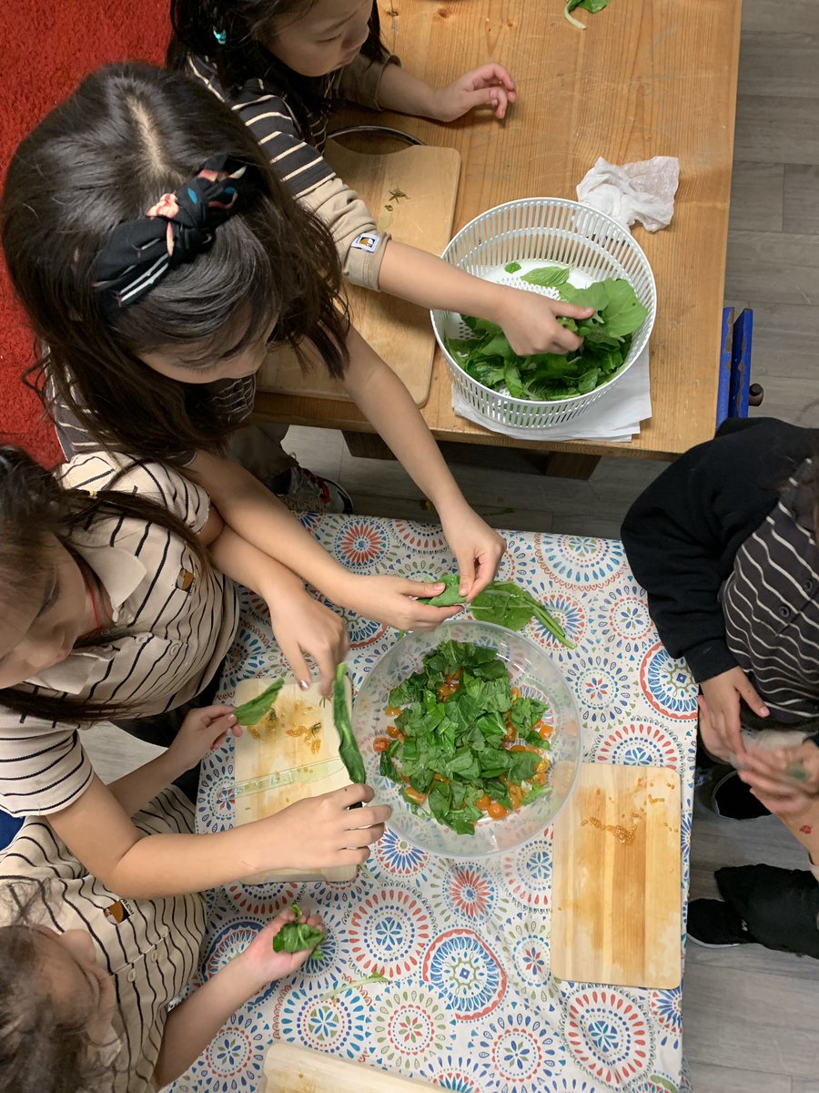 MsFitzY2's tweet photo. We harvested the greens from our hydroponics unit and bought some tomatoes from our urban farm club to prepare a garden salad 🥗 “It’s delicious and the best day ever!” #rchkpyp https://t.co/dPJlf45KYA