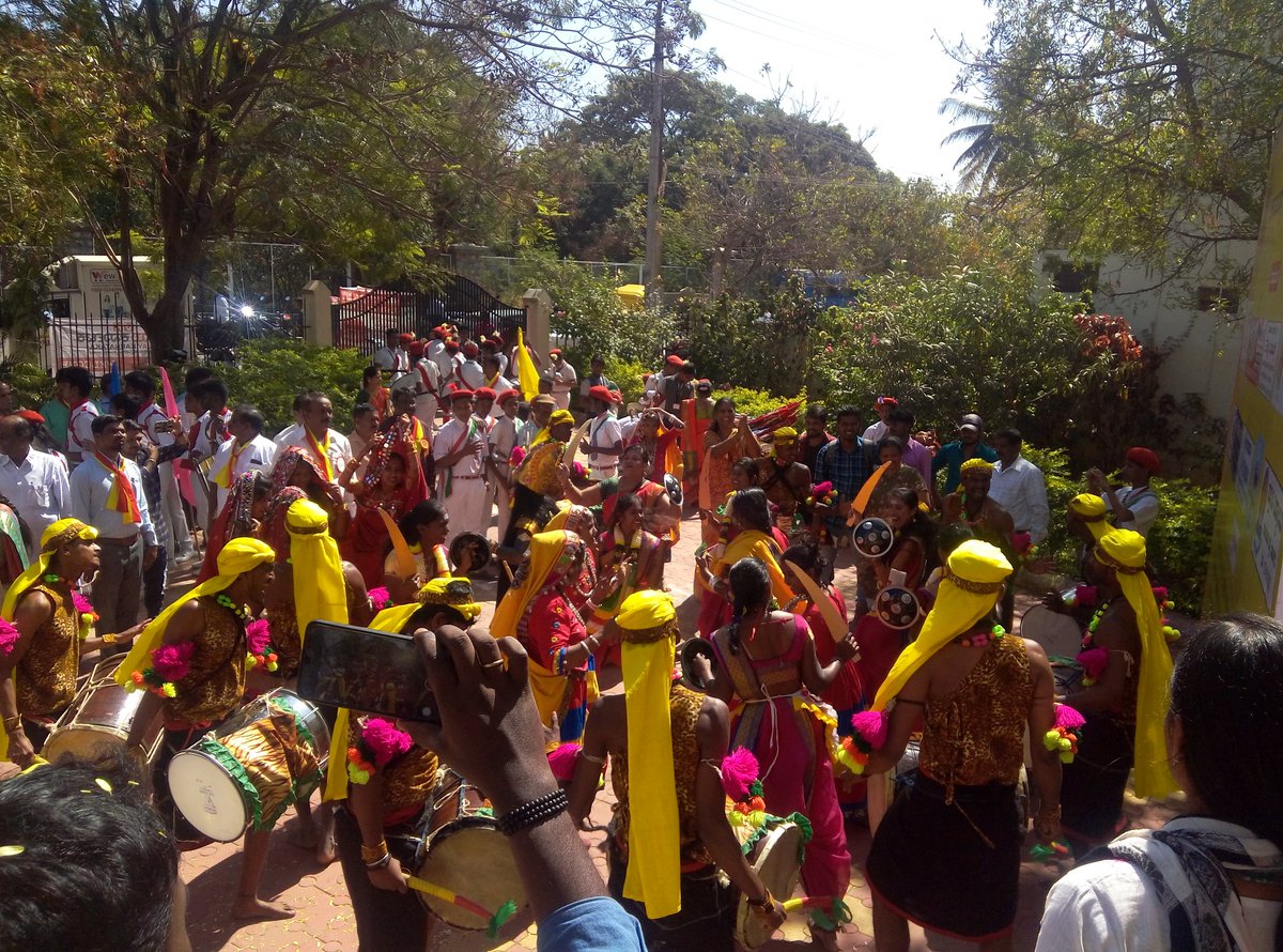 ವಿಕ ದಾವಣಗೆರೆ ನುಡಿ ಹಬ್ಬದಲ್ಲಿ ನೃತ್ಯ ಪ್ರದರ್ಶನ ನೀಡಿದ ತಂಡಗಳಿಗೆ ವಿಕ ಪ್ರಧಾನ ಸಂಪಾದಕರಾದ ಶ್ರೀ ಹರಿಪ್ರಕಾಶ್ ಕೋಣೆಮನೆ ಸರ್ ಸ್ಮರಣಿಕೆ, ಪ್ರಮಾಣ ಪತ್ರ ನೀಡಿ ಗೌರವಿಸಿದರು..<a href="/VkLitFest/">ವಿಕ ಕನ್ನಡ ಹಬ್ಬ</a> <a href="/editor_vk/">VK Editor</a> <a href="/vkbrand2018/">vkbrand</a> <a href="/HRMMCL_VK/">MMCL HR</a> <a href="/KarnatakaVarthe/">DIPR Karnataka</a> @HPKonemaneVK <a href="/CTRavi_BJP/">Ravi C T 🇮🇳 ರವಿ ಸಿ ಟಿ</a> <a href="/shhargiVK/">sadananda</a> <a href="/BSBommai/">Basavaraj S Bommai</a> <a href="/CMofKarnataka/">CM of Karnataka</a>