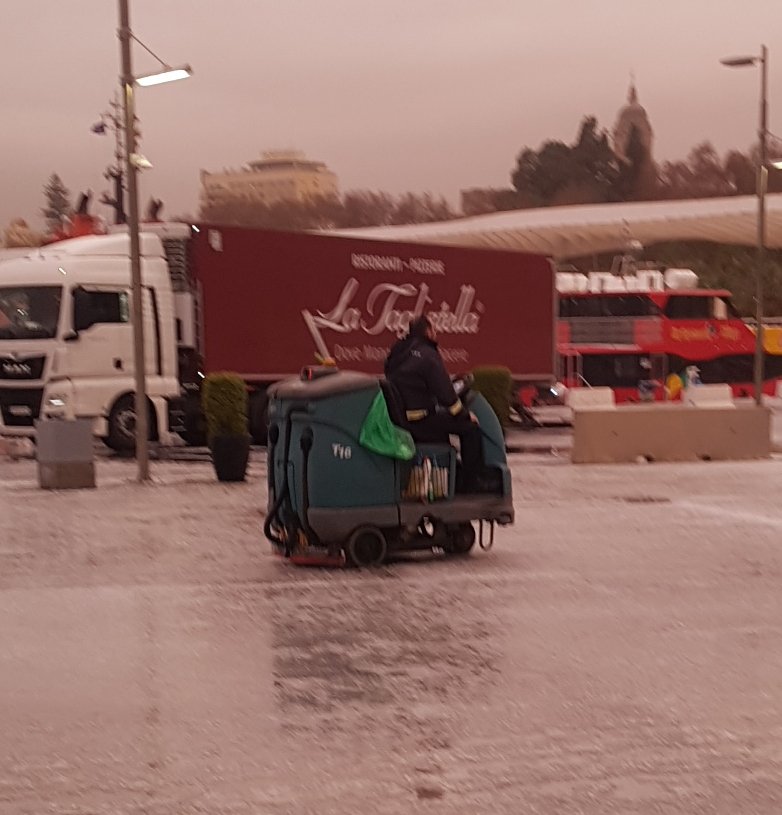 ea7_ki's tweet photo. Maquina quitanieves en el puerto de Málaga. 
@MeteoRadio @DiarioSUR @AEMET_Esp https://t.co/8Zl14bTbPb