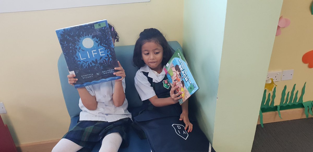 Our primary school students #makingchoices  #Reading and #sharingstories love thier weekly Library lessons!! #readinggoals #readtolearn #diabreads #readingforpleasure #diabexplorers <a href="/DIABarsha/">DIA Al Barsha</a> <a href="/DIAB_Primary/">Primary | DIA Al Barsha</a>