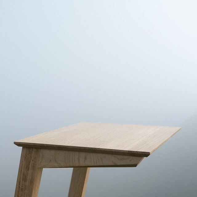 A laptop fits perfectly onto the surface of this solid oak table, and the legs are carved in such a way as to slide underneath your chair or sofa so it can store neatly underneath whilst you work or recline. #furniture #furnituredesign #woodwork #instade… ift.tt/38yMdby