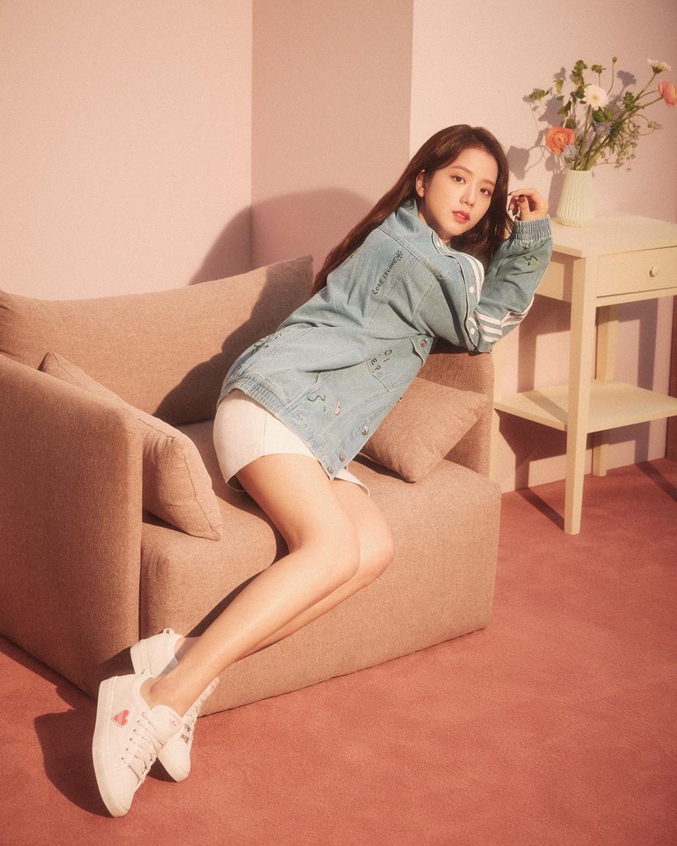 jisooseries's tweet photo. https://t.co/XSaRczojoy