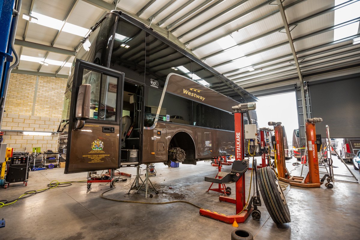 WestwayCoaches's tweet photo. #TransformationThursday!
A photo of our premises from July 2018 to how it looks now!
#WestwayCoaches #NewYard #NewHome #Surrey #Commercial #sustainable #Workshop #HardToKeepClean #Coach #Bus #Electric #ZE #EV #Surrey #SunnySurrey #BronzeIsTheNewBlack #Industrial #HighStandards https://t.co/yxBNQhcbdX