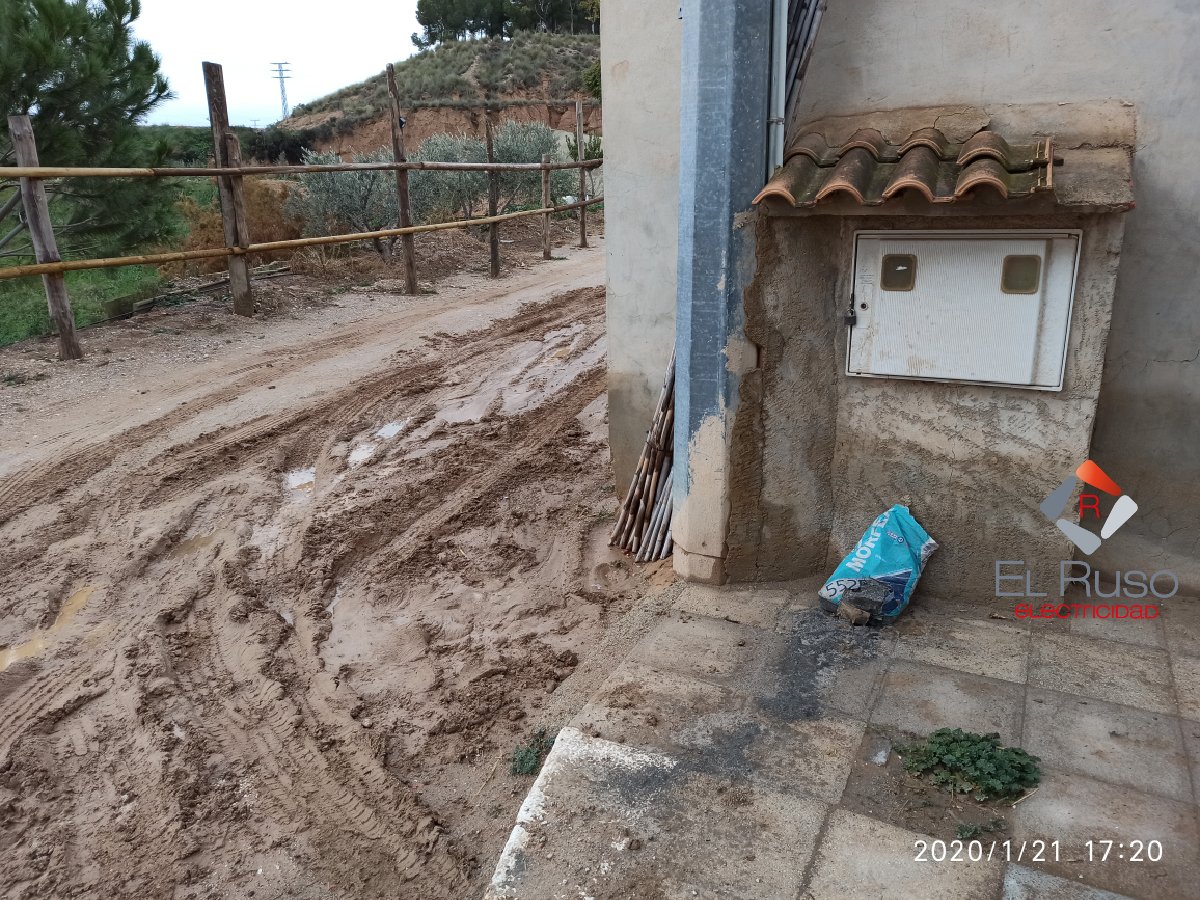 elrusoelectric's tweet photo. A veces nos encontramos 😵 con situaciones de verdadero peligro ☠️ para las personas, lo que era una avería por un aviso de un cliente que a su perro 🐕 parecía haberle dado corriente ⚡ el suelo resulta estar provocado por un fraude eléctrico 😱 de un vecino 🏘️
#averia #peligro https://t.co/SLuDyheMG8