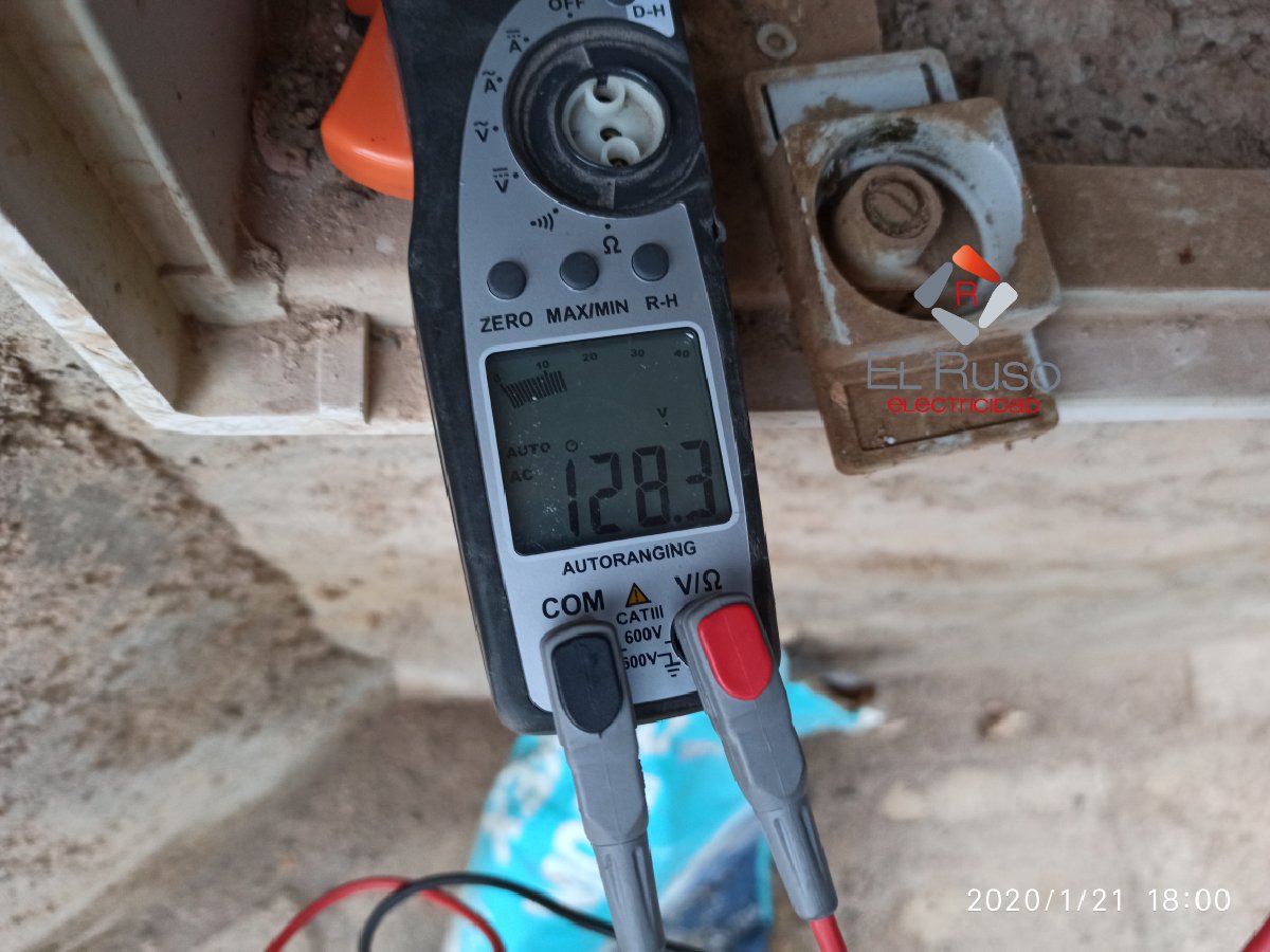 elrusoelectric's tweet photo. A veces nos encontramos 😵 con situaciones de verdadero peligro ☠️ para las personas, lo que era una avería por un aviso de un cliente que a su perro 🐕 parecía haberle dado corriente ⚡ el suelo resulta estar provocado por un fraude eléctrico 😱 de un vecino 🏘️
#averia #peligro https://t.co/SLuDyheMG8