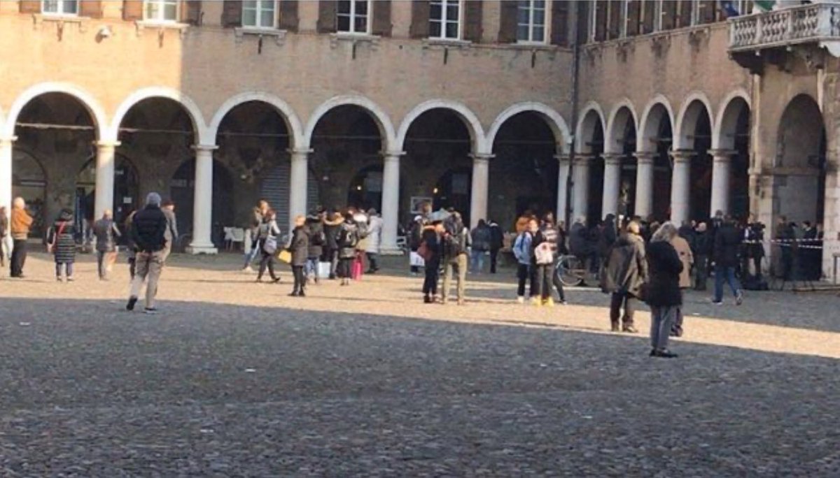 FilippoTurati5's tweet photo. @matteosalvinimi Matte', un semplice consiglio.
Le batterie di pentole le devi vendere DOPO aver fatto il comizio (che oramai conosciamo a memoria) altrimenti la gente dopo l'acquisto se ne va. 😉
Oppure è venuto il momento di cambiare articolo ... che ne diresti di vendere CITOFONI? 😏😊 https://t.co/TMSTQmDbMl