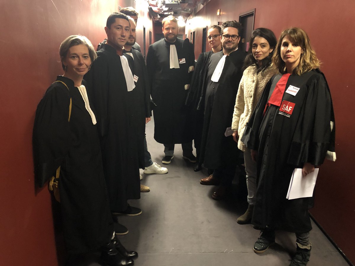AnneHD44's tweet photo. Des avocats du @barreaunantes sont dans le couloir de l’instruction au palais de justice de Nantes, ce jeudi, à 14h. 
Ils viennent déposer de nombreuses demandes de mises en liberté. « Plus d’une centaine », annoncent-ils. https://t.co/XlkXgYIkBo