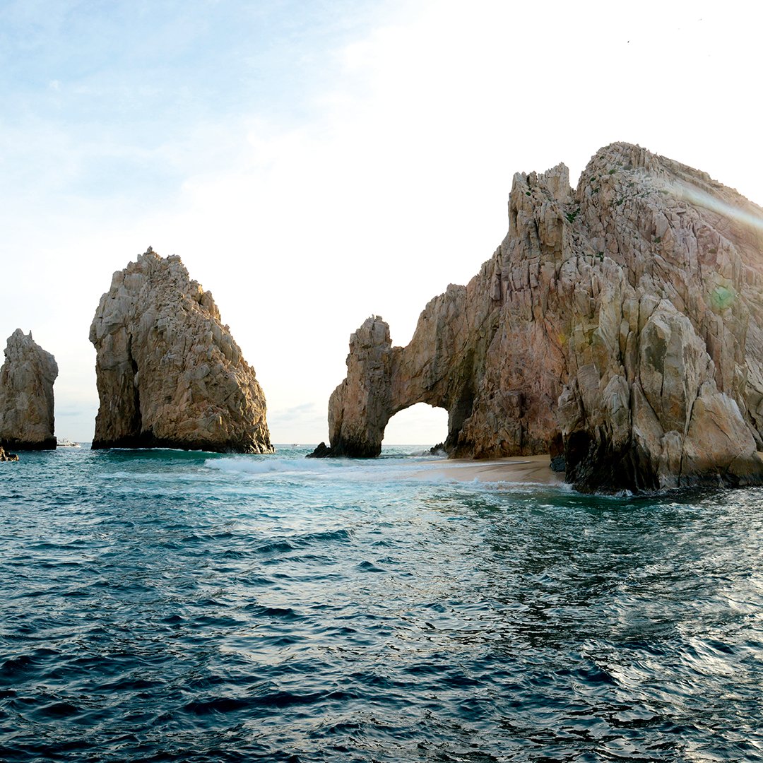 TUIUK's tweet image. A little further south, in Cabo San Lucas, expect daytimes playing golf on world-class courses, afternoons sunbathing on bone-white beaches, and evenings fuelled by tequila and conga lines 💃 #TUITalks