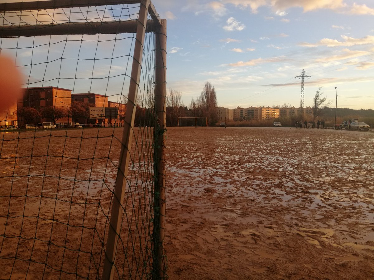 Odio el fútbol moderno, Dazn,  huellas dactilares, códigos de barras, precios desorbitados, horarios criminales, jugadores  endiosados, cláusulas..una buena Bufanda, esa bandera grapada a un buen trozo de madera y jugadores identificados con su escudo y club.. He vuelto.. 😁⚽