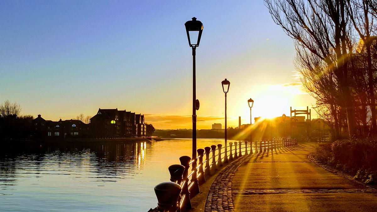 PerlaJMansour's tweet image. Beautiful setting by the Lagan yesterday watching the starling murmuration. #urbanwildlife #sunsetflocking #ecoman