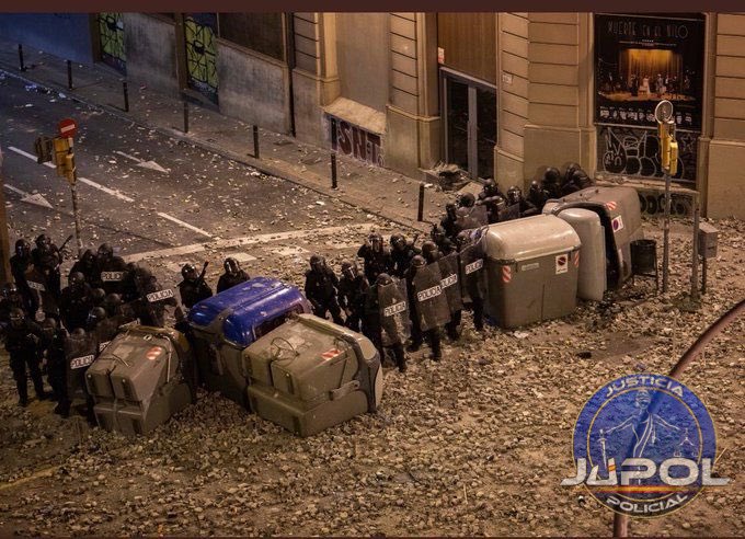 JupolNacional's tweet photo. 🔴 #ULTIMAHORA

🇪🇸La @info_dgp a PETICIÓN de @JupolNacional va a reconocer a los compañeros que participaron en la operación #Ícaro de #Cataluña con la entrega de 🏅 durante los actos del 196 aniversario de la @policia.

🧐Se deberán cumplir los requisitos.

#EquiparacionYa https://t.co/TumsuA1oA8