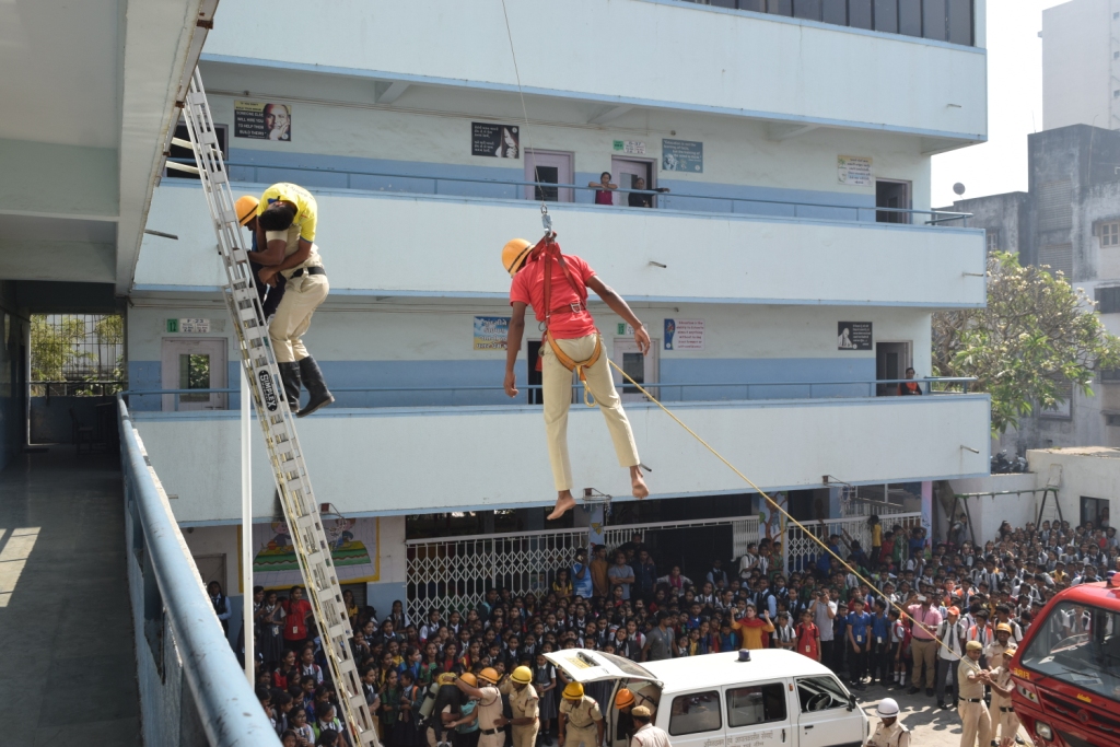 DamanFire's tweet photo. As per direction of MHA, GoI, the Fire Department, Daman has organized/conduct National Fire &amp; Evacuation Drill at  Shree Machhi Mahajan English Medium School, Nani Daman on 21/01/20 to create Fire Safety awareness amongst the School staff and students. #EvacuationDriilInSchool https://t.co/T4wQyc9voX