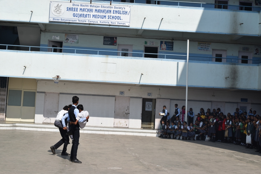 DamanFire's tweet photo. As per direction of MHA, GoI, the Fire Department, Daman has organized/conduct National Fire &amp; Evacuation Drill at  Shree Machhi Mahajan English Medium School, Nani Daman on 21/01/20 to create Fire Safety awareness amongst the School staff and students. #EvacuationDriilInSchool https://t.co/T4wQyc9voX