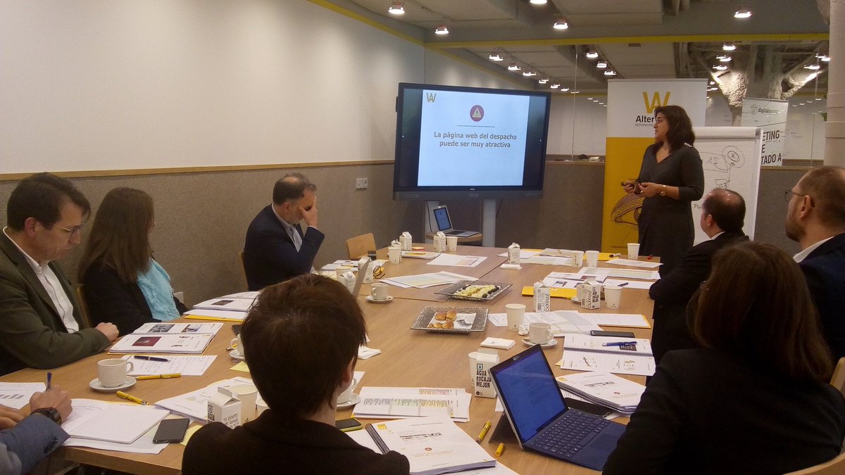 'La web es la carta de presentación del #despacho. Para captar al cliente, debe ser atractiva y proyectar la especialidad a la que se dedica" <a href="/jgambini/">Janet Gambini</a>