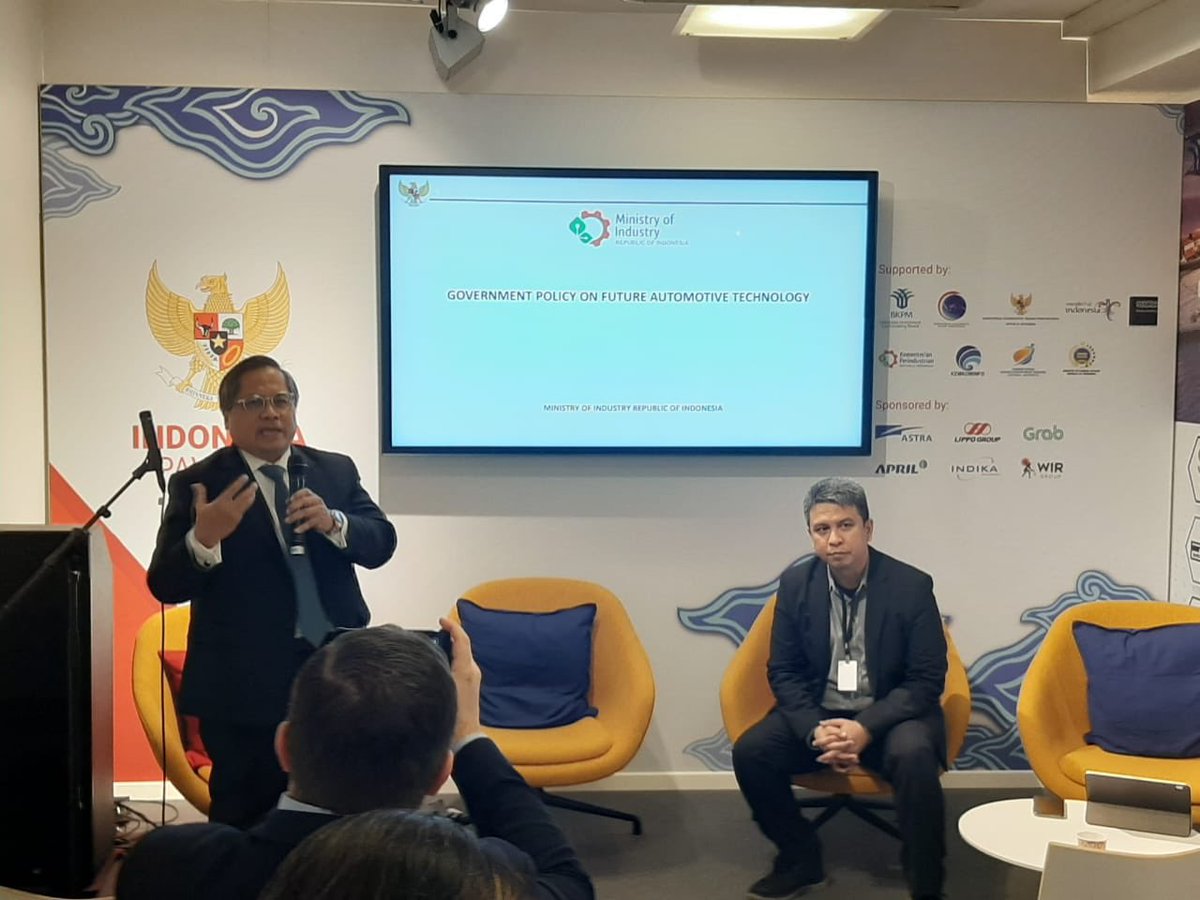 Asambodo's tweet photo. #discussion #development #electrical #vehicle in Indonesia #indonesianpavillion #BKPM #Davos #WorldEconomicForum2020 https://t.co/rwnaHS00oA