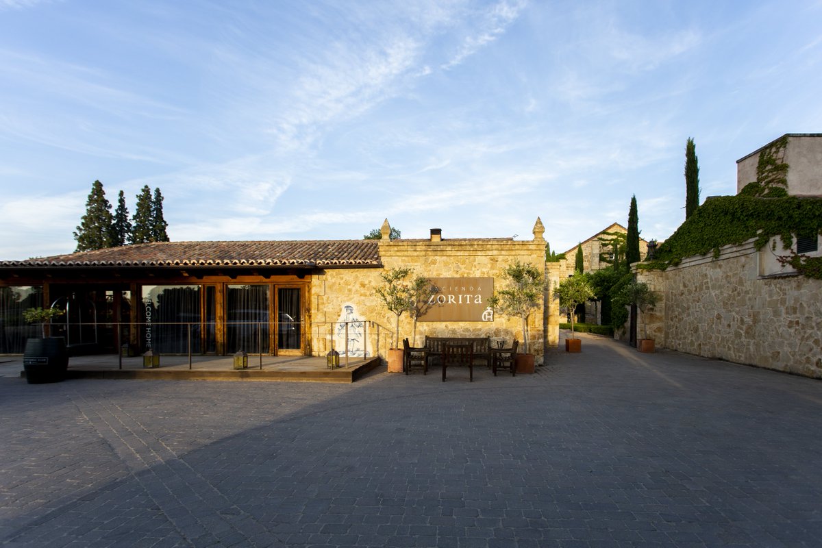 El Front Desk Manager de Hacienda Zorita impone una premisa desde recepción: hay que tratar a los huéspedes como si estuvieran en nuestra propia casa. Eso significa atender, acompañar y cuidar. #FelizJueves