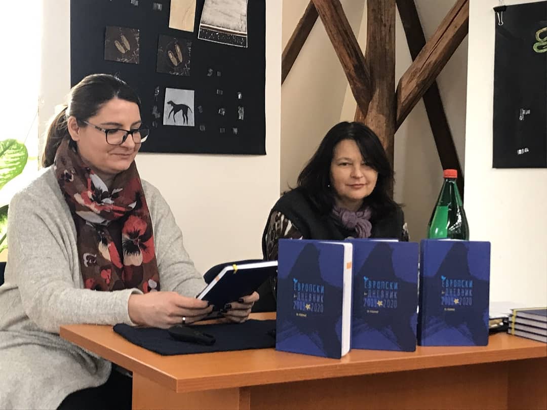 EUinfoNS's tweet photo. U prepunoj sali Biblioteke "Eržebet Juhas", koja je članica #Euteka mreže, održana je prezentacija #EUdnevnik za srednjoškolce iz Bačke Topole.
🇪🇺 Publikaciju EU dnevnik možeš skinuti sa https://t.co/x9zVX3iMzb ili pronaći štampano izdanje u školskoj ili gradskoj biblioteci. https://t.co/a0UYJukuZR