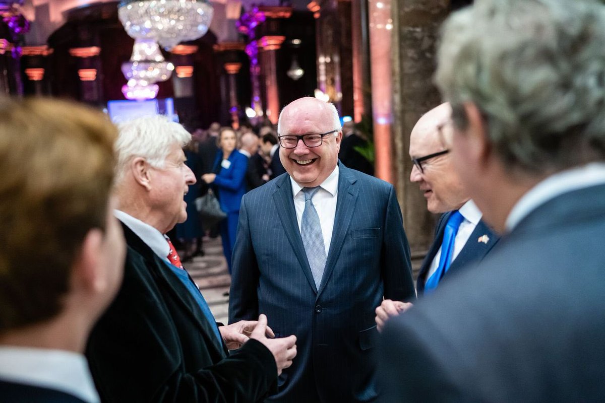 Yesterday evening, <a href="/AusHCUK/">Stephen Smith</a> hosted a reception in honour of Australia Day and extended Australia’s thanks to the United Kingdom for their support as we respond to bushfires back home. (1/2)