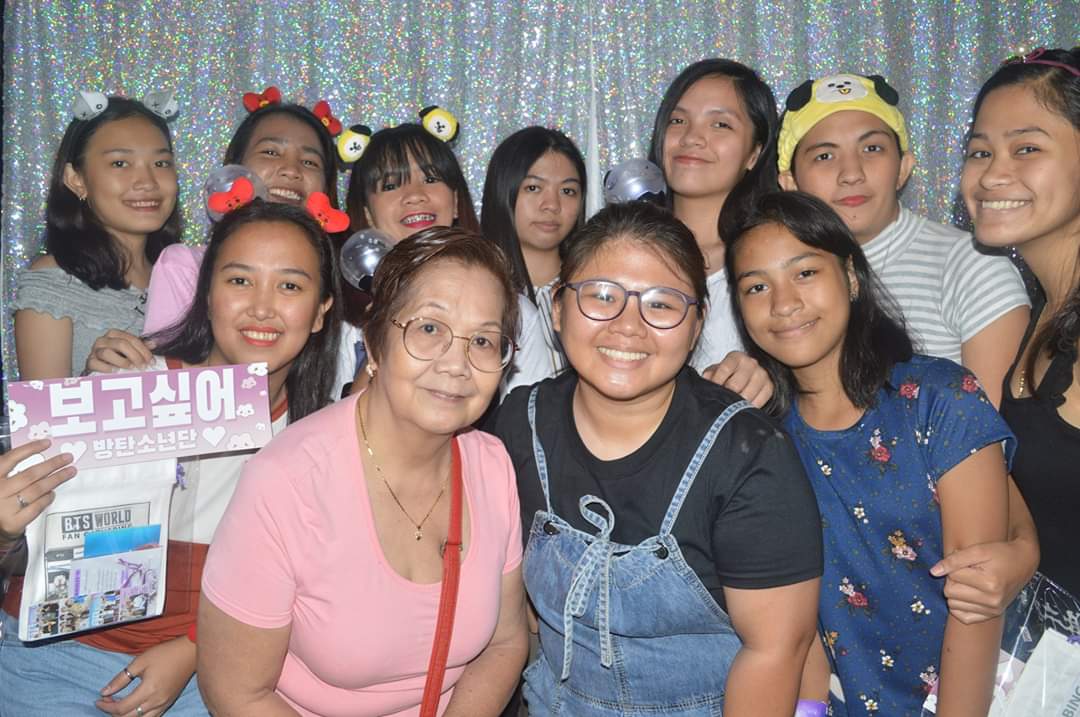 jamloveskth's tweet photo. ANG CUTE NG PH ARMYS LALO NA SI MOMMY UWU πππ
#BTSWORLDPH @btsarmyyahph https://t.co/b2aKpnG6PR