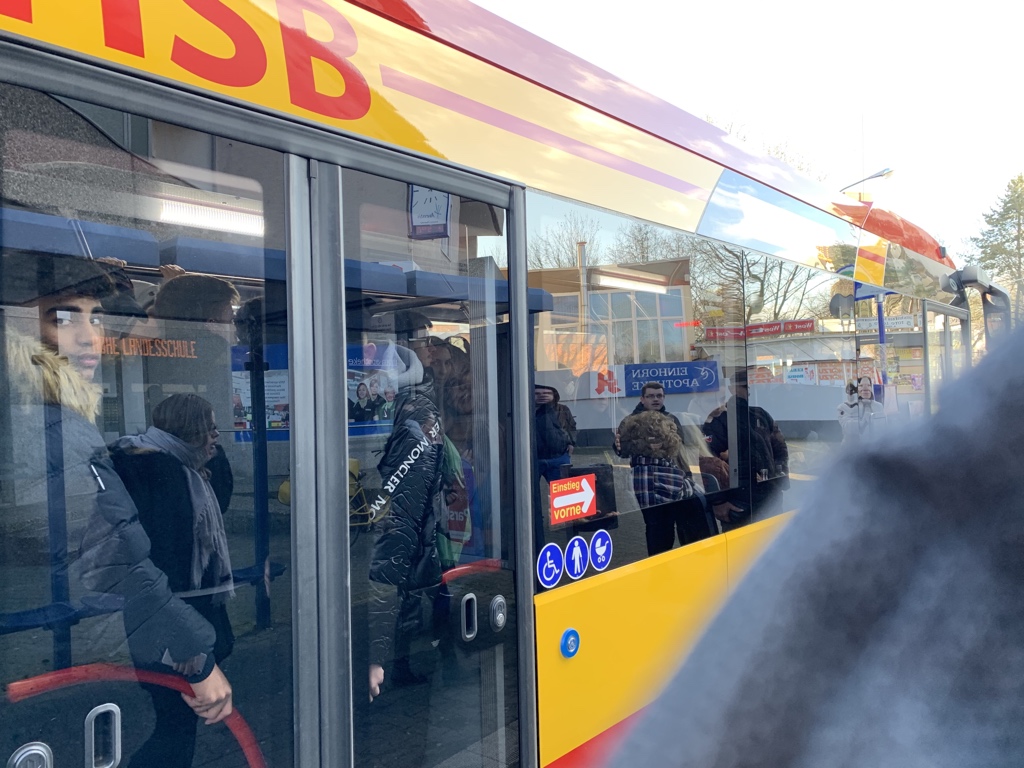 TheBackstone's tweet photo. Interessant, denn heute ist es zur selben Uhrzeit und an der selben Linie noch einmal passiert. Zur Veranschaulichung ein Foto als der Bus angekommen ist. Er hat bis zum Hbf niemanden mehr aufnehmen können. Leider ist das kein Einzelfall. https://t.co/xvmRCi7zAz https://t.co/jj1ieUC3PB