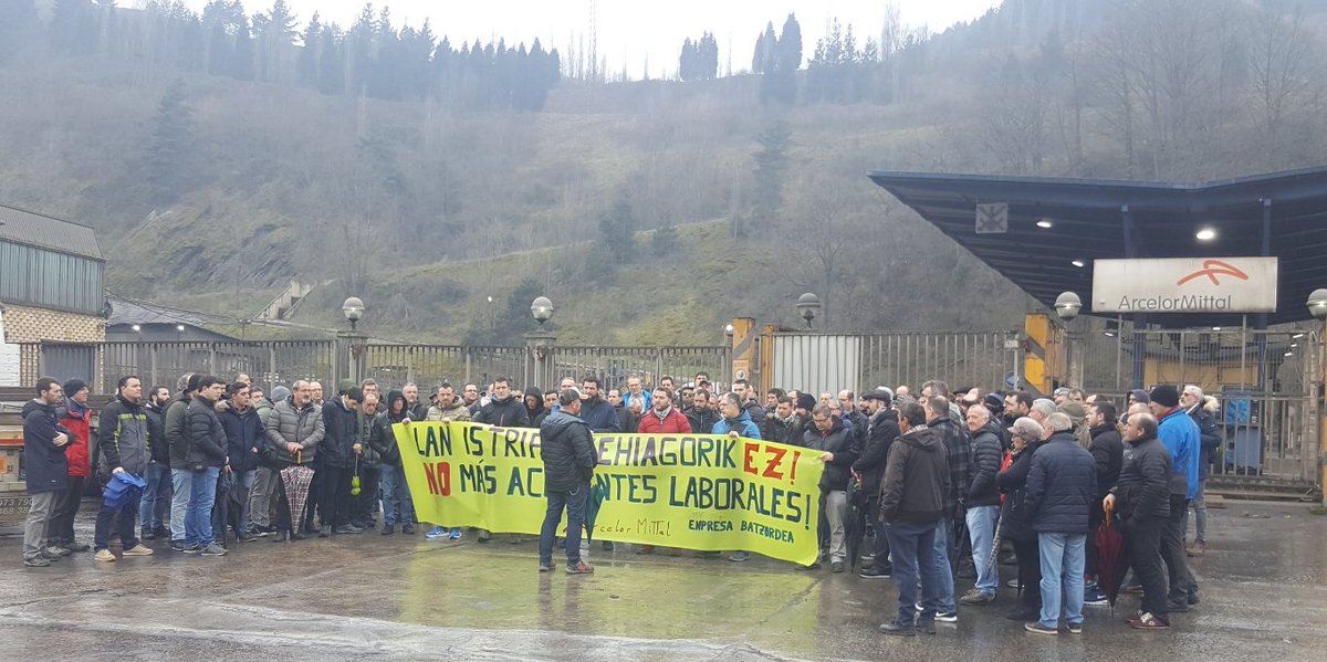 Arcelor Olaberrian 24 orduko lanuztea egiten ari dira gaur lan istripuan hildako langilearen heriotza salatzeko.
#elkartasuna
#salaketa