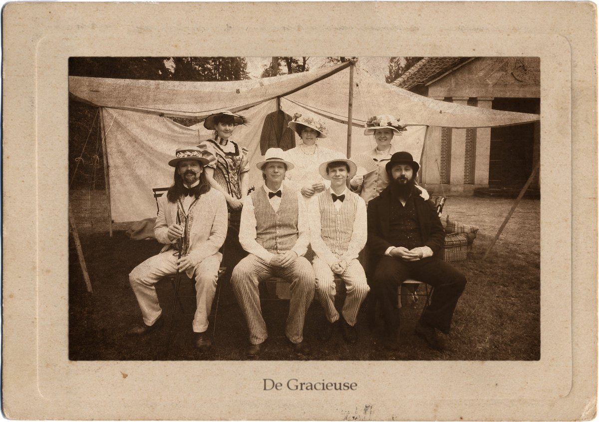 CranenburghEven's tweet photo. Helemaal passend in het #thema #reizen van het #Historisch #Festival @museumhuisdoorn: De Gracieuse. Deze #victoriaanse #dames en #heren praten tijdens hun jaarlijkse #picknick over eerdere #trips naar #Egypte, de #orient en andere #exotische #plaatsen. #reenactment #geschiedenis https://t.co/nmLa34KsCO