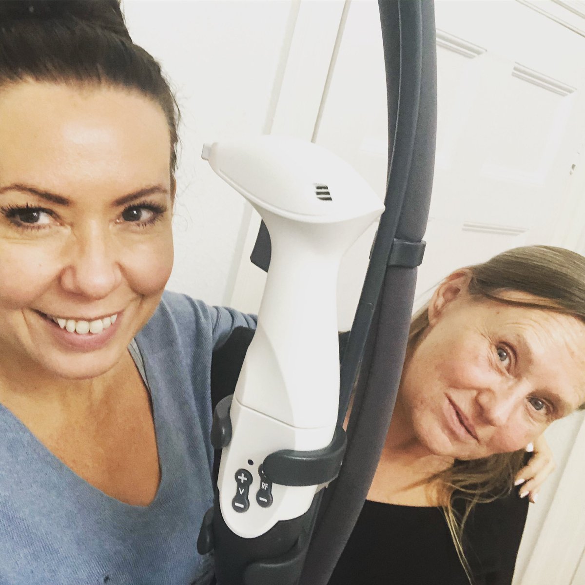 JustineBalmer's tweet photo. This machine is magic!! Time for a much needed pick me up facial with the wonderful peeps at @harleysreigate1 💕💕💕 
.
.
#rffacial #facial #pickmeup #thankyou #januaryblues #skintightening #gettingolder #keepingyoung https://t.co/BbM8dPs71x