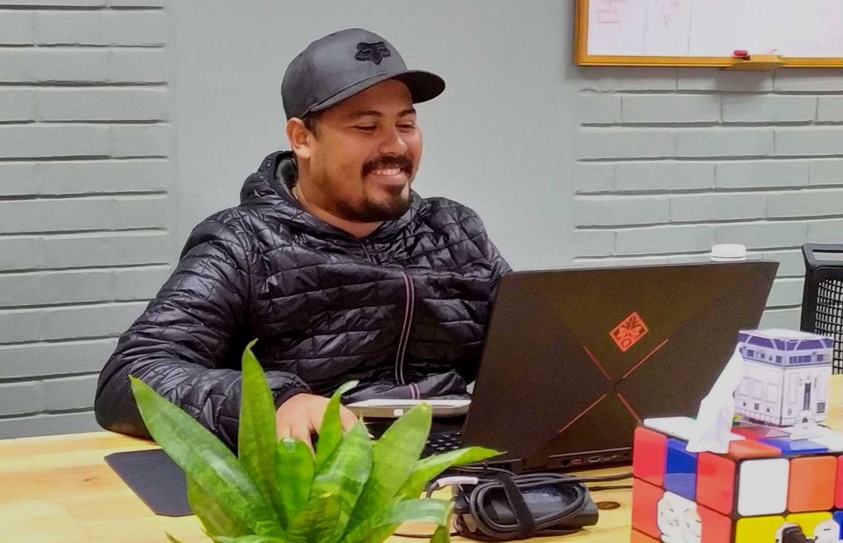 smartbasegroup's tweet photo. "Aunque el código no compile, sonríe 😬". Ese es el consejo que te brinda nuestro #SmartB, Gabriel Bol, para que tengas un #Felizjueves 🚀.
¡Conoce más de nuestro equipo! Síguenos en las #rrss como @smartbasegroup o visita https://t.co/1GBx6UU7pp
--
#desarrolladores #developers https://t.co/Yo155tZkQI