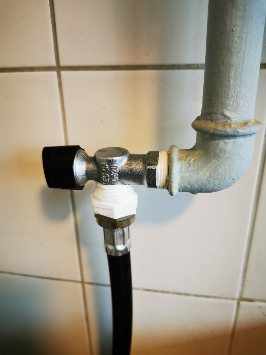 Ik denk dat het verstandig is als er voortaan een installatie handleiding bijgeleverd wordt als er teflontape gekocht/besteld wordt door <a href="/teundebeun/">Teundebeun</a>🤣. <a href="/Installatie/">Installatie.nl</a>  #hoehetnietmoet