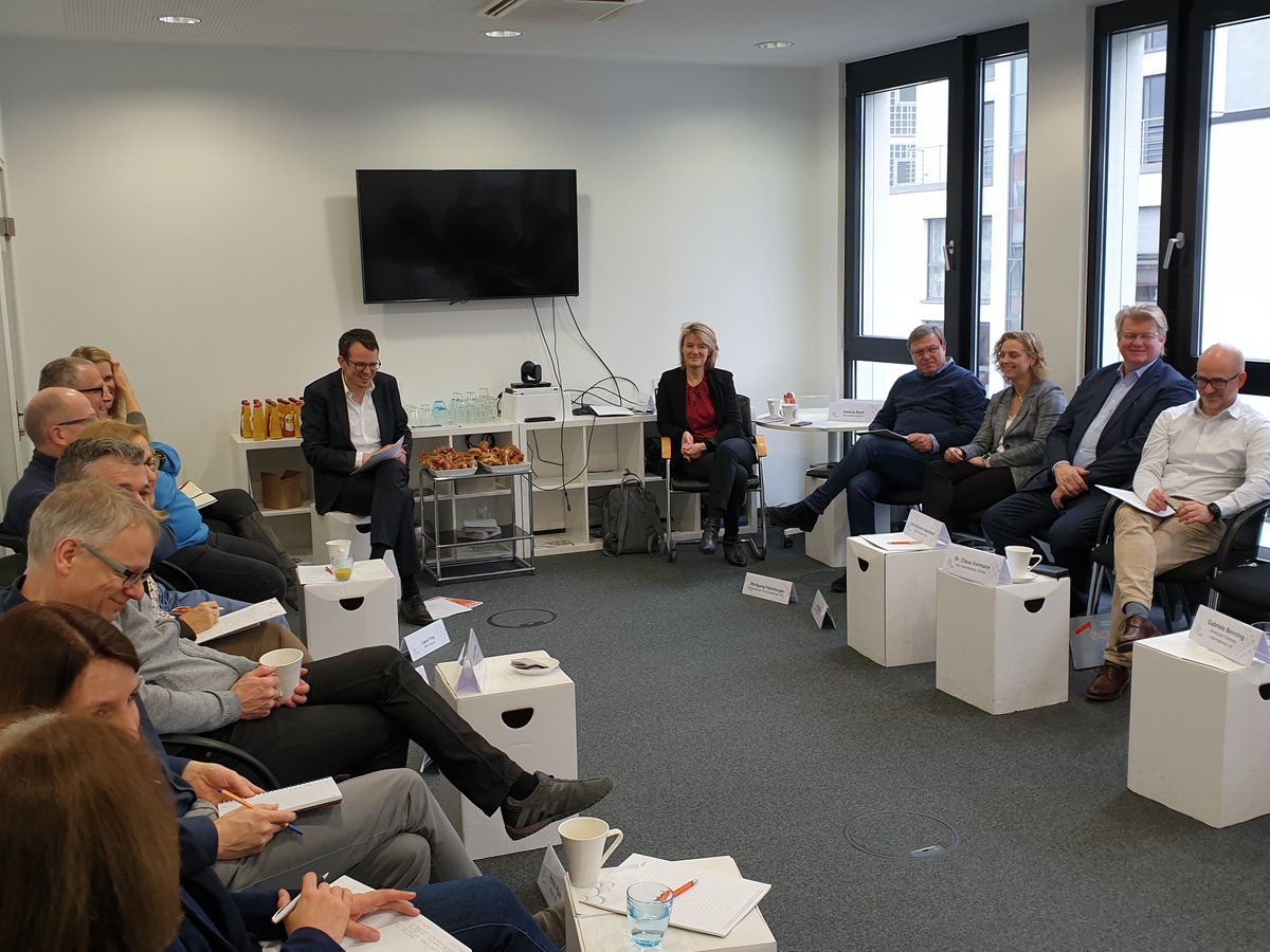 dgfp's tweet photo. Volles Haus bei der #DGFP! Zwei #ERFAs zu verschiedenen Themen brachten einen regen Austausch und viele spannende Einblicke. Unsere ERFA-Gruppen zielen primär auf die #Vernetzung von HRlern ab. Auf unserer Webseite erfahren Sie mehr: https://t.co/4uiY1G4pAv #HRM https://t.co/cYzXaKn2wN