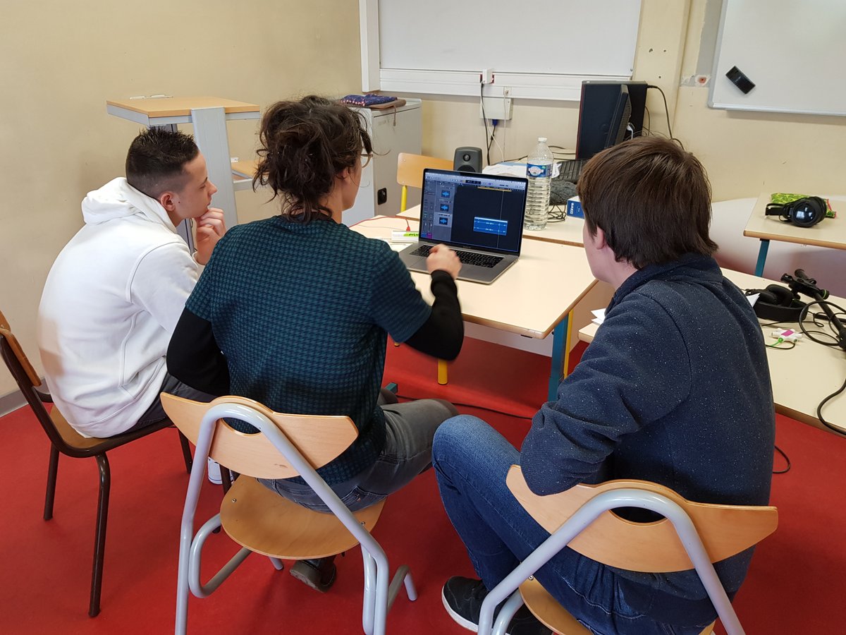 LyceeReaumur's tweet photo. La Résidence d'Artistes du @CmqAeroPoitiers se poursuit au Lycée Professionnel Réaumur de Poitiers. Encadrée par Julia, la classe de 2nde BacPro Maintenance des Equipements Industriels a expérimenté le montage sonore après récolte de sons dans l'atelier de production mécanique. https://t.co/n6SI9BShu5