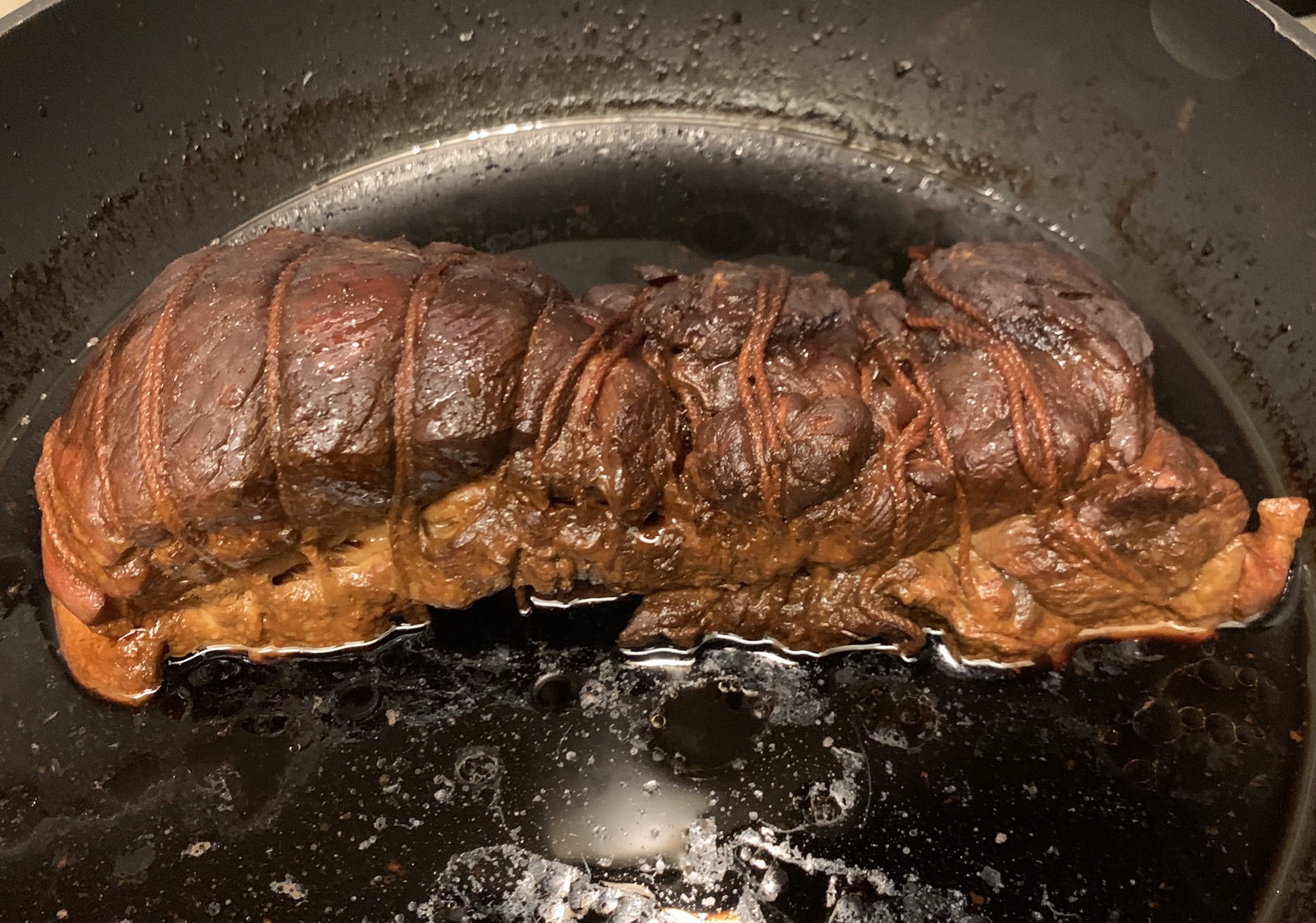 Twitter 上的 勝杏里 ハナマサに行ったら珍しく豚のウデ肉ブロック売ってたから 買うつもりも作るつもりもなかったけど 気がついたらチャーシューでけてた いや これは二郎風に ブタ と呼ぼう 豚のウデ肉はラーメン二郎でよく使われる部位です 二郎では