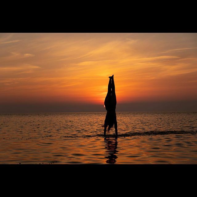 PatrickV82's tweet photo. @renata_m_keller cant seem to stand still
#smeerputten ##waddenzee #dirtymodel #dutchmodelsupport #modelswanted #nudeartseries #handstand https://t.co/vqmo9fUHv1 https://t.co/wPcBYRaMRI
