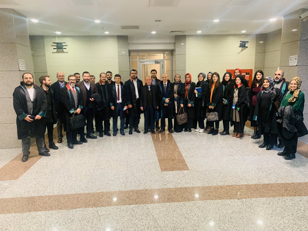 mustafadinal's tweet photo. Karaköyde başörtülü öğrencilere saldırı davasının 2. Duruşmasına avukat arkadaşlarla katıldık.
Sanığın tutukluluk halinin devamına karar verilip,duruşma 7 şubat a ertelendi.
Bu ve benzer davaların takipçisi olmaya devam edeceğiz. https://t.co/G9uLgtnILU