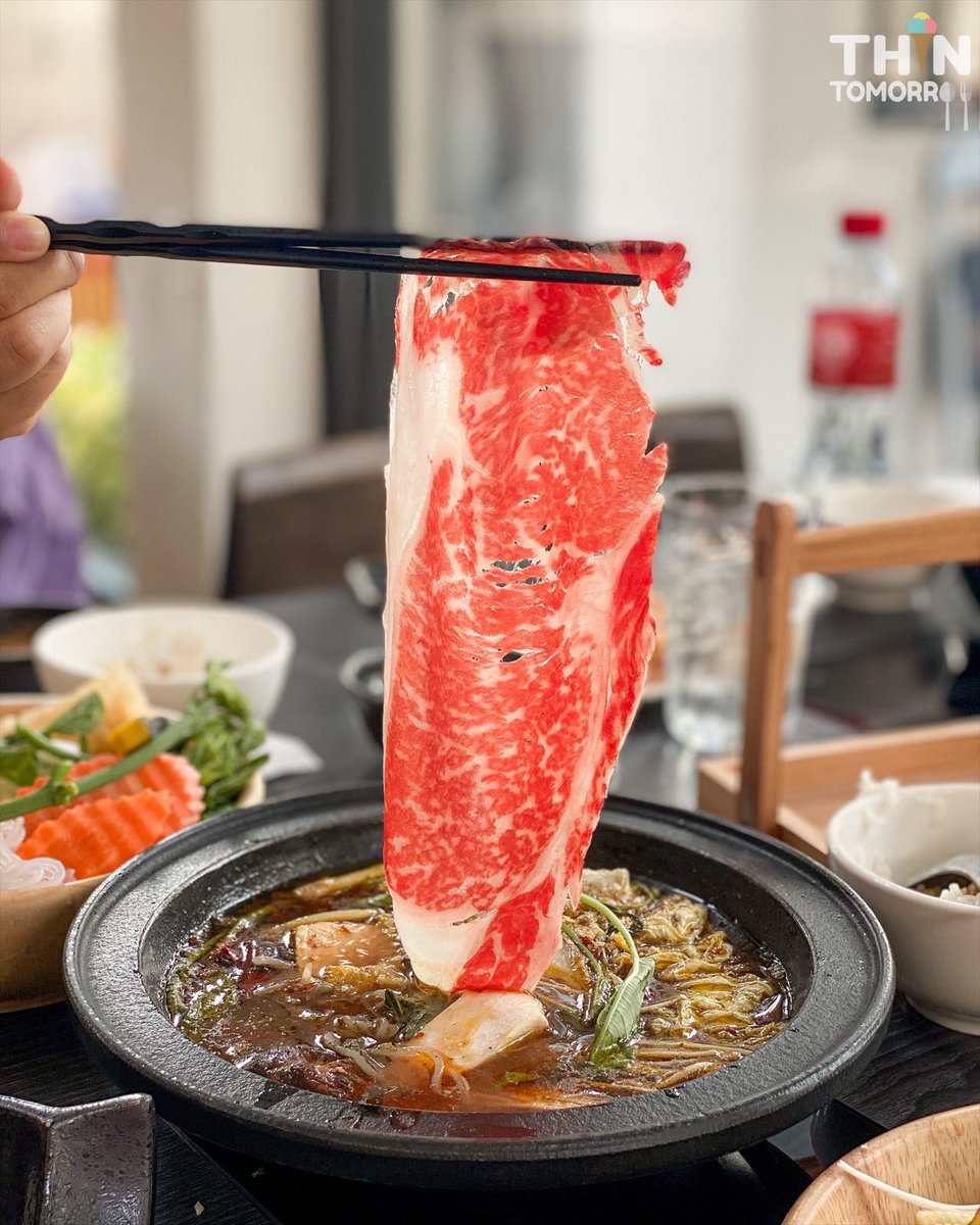 thintomorrowTH's tweet photo. ชาบูไต้หวัน ร้าน Hanji ทองหล่อ ดีมากกกก 10 10 10 เลยแม่🥩 ขายเป็น Set Menu นะ มีทั้งเนื้อและหมู เราลองอย่างละเซ็ตเลย เนื้อดีมากกก หมูก็ดีมากกก ซุปอร่อย น้ำจิ้มอร่อย (แนะนำน้ำจิ้มผลไม้ อร่อยมากจริงๆๆ😍) ละไข่ดาวใส่ลงไปในซุปได้เลย😮 ในเซ็ตมีข้าว ผักและไอติมด้วย🥘 @aroii #อร่อยไปแดก https://t.co/rMKS7SyUoc